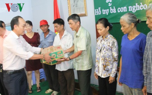 Golden Land Cambodia вручила подарки вьетнамским эмигрантам в Камбодже и местным малоимущим жителям