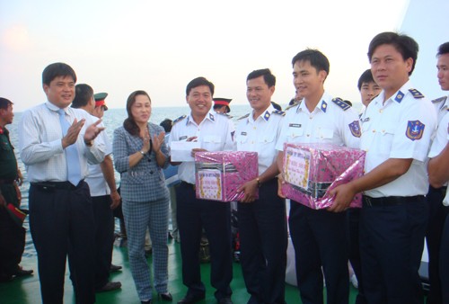 Mengunjungi dan mengucapkan selamat Hari Raya Tet kepada  Angkatan Laut di sebelah Barat Daya 