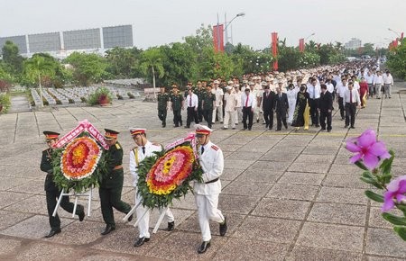 Peringatan ultah ke-40  Pembebasan total Vietnam Selatan dan Penyatuan Tanah Air