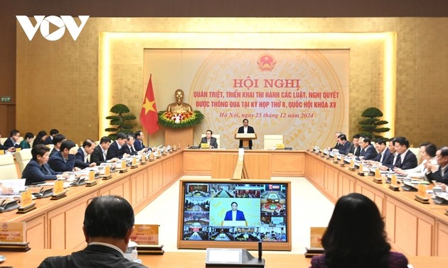 Pham Minh Chinh et Trân Thanh Mân coprésident une conférence sur la mise en oeuvre des lois et résolutions de l'Assemblée nationale