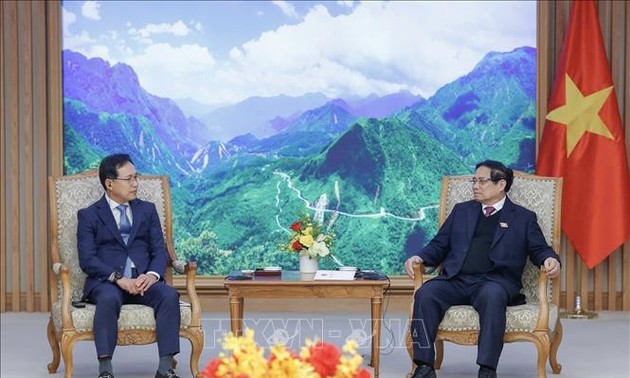 Pham Minh Chinh accueille des responsables de Samsung Vietnam