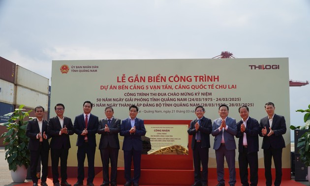 Quang Nam inaugure un quai portuaire de 50.000 tonnes pour célébrer les 50 ans de sa libération