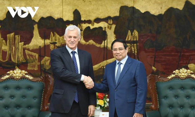 Standard Chartered s’engage à soutenir les ambitions financières du Vietnam 