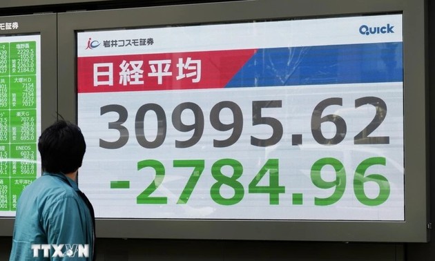 Les marchés mondiaux plongent face aux craintes de guerre commerciale