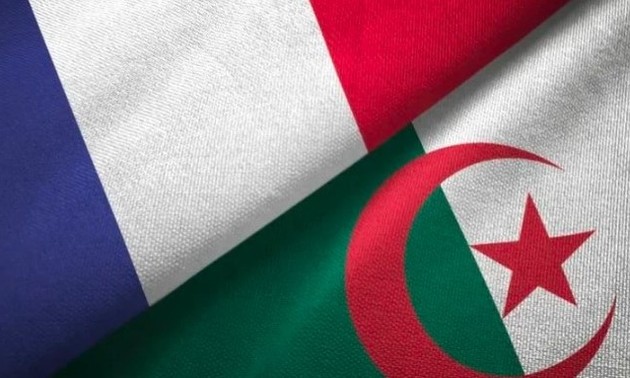 L’Algérie expulse deux agents français et convoque le chargé d’affaires