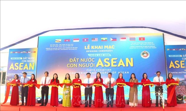 Nghê An accueille l’exposition «Pays et peuples de l’ASEAN»