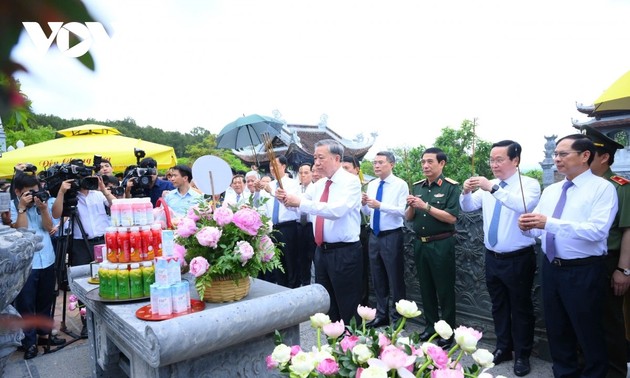 Tô Lâm en visite à Nghệ An: hommage à Hô Chi Minh et soutien à des familles méritantes