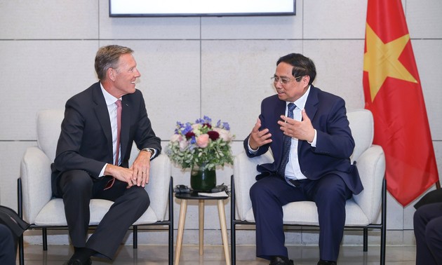 Pham Minh Chinh rencontre les responsables de plusieurs groupes français 