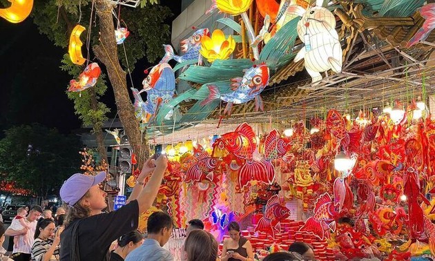 À Hanoï, les touristes séduits par la magie de la Fête de Mi-automne