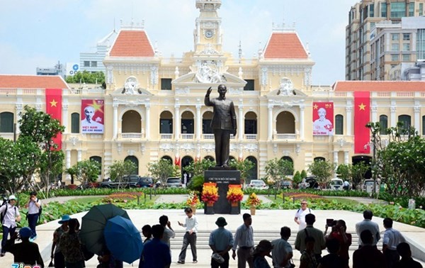 Памятник Хо Ши Мину в городе, носящем его имя