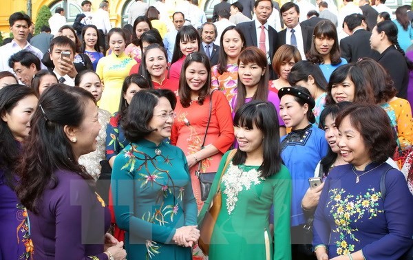 Dang Thi Ngoc Thinh rencontre des enseignants exemplaires