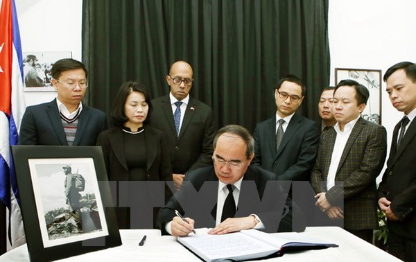 Hommages rendus à Fidel Castro à l’ambassade de Cuba à Hanoi