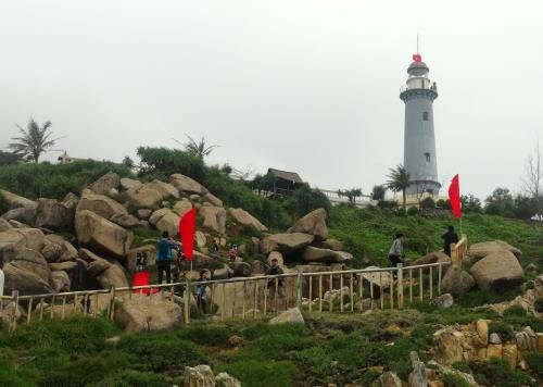 Cérémonie de salut du drapeau national à l’extrême-Est du Vietnam