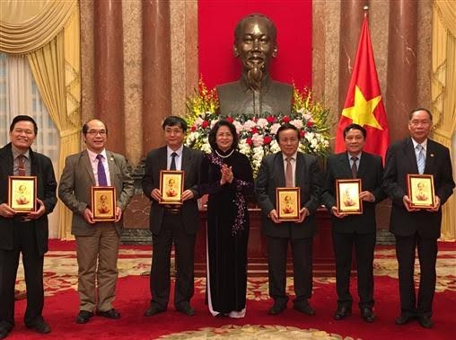 Dang Thi Ngoc Thinh reçoit une délégation de victimes de l’agent orange 