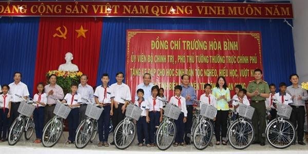 Remise de vélos à des élèves démunis de la province d'An Giang