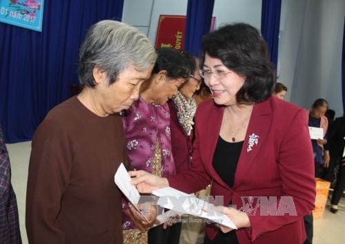 Dang Thi Ngoc Thinh offre des cadeaux du Tet aux personnes démunies de Long An