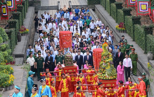 Offrandes de Banh Tet aux rois Hùng, fondateurs de la Nation