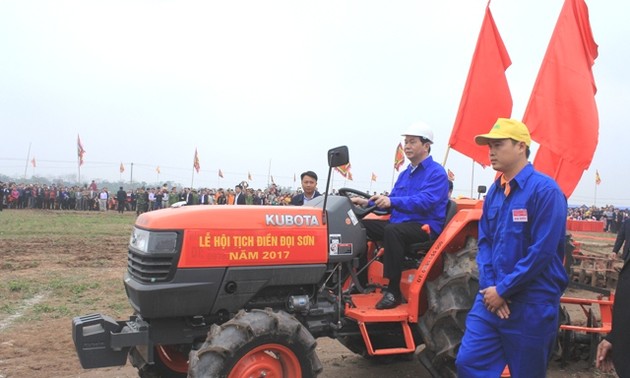 Le président descend au champ à Doi Son