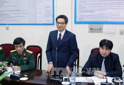 Vu Duc Dam travaille avec le personnel du journal Quan doi nhan dan