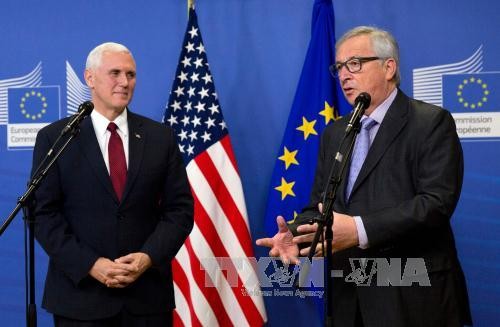 A Bruxelles, Mike Pence tente de rassurer les Européens