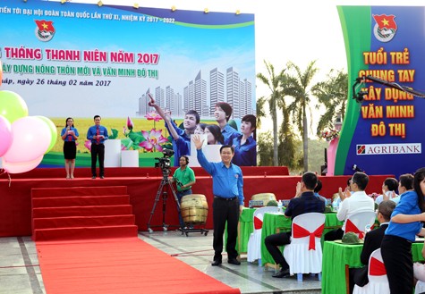 Vuong Dinh Hue à la cérémonie du lancement du Mois des Jeunes