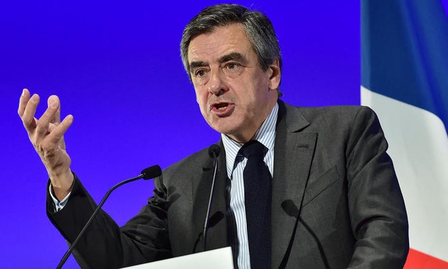 France : Fillon fustige un exécutif "accroché à ses privilèges" pour rester "en place"