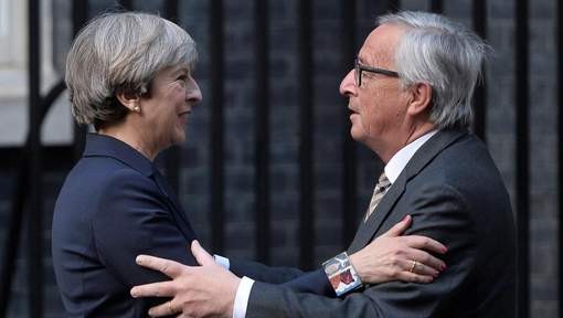 Brexit: Theresa May reçoit Jean-Claude Juncker