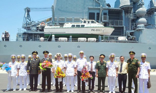 Des navires de la marine russe au port de Cam Ranh