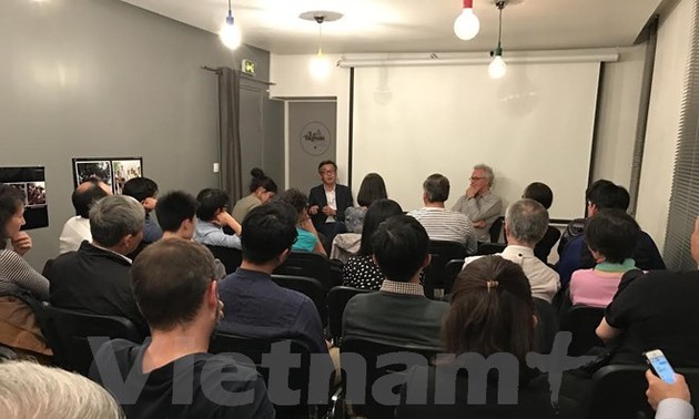 Table-ronde sur la mer Orientale à Paris