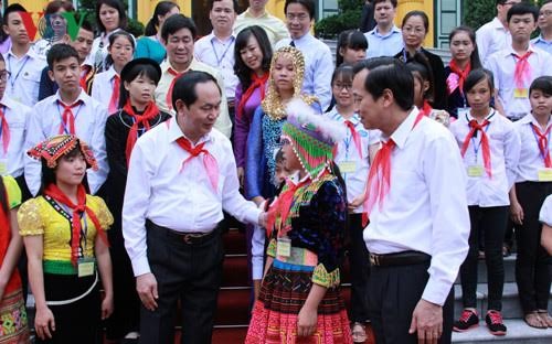 Tran Dai Quang rencontre des enfants en situation difficile