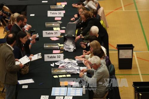 Royaume-Uni: les conservateurs perdraient leur majorité absolue 