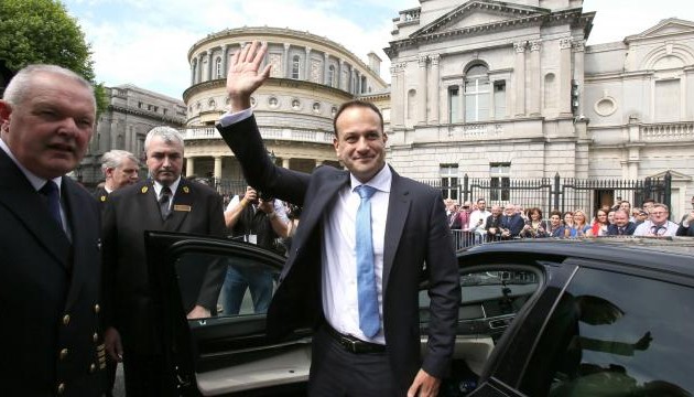 Irlande: Leo Varadkar devient le plus jeune Premier ministre 