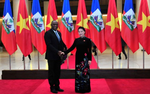 Intensifier les liens entre l’AN du Vietnam et le sénat haïtien