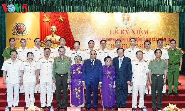 Nguyên Xuân Phuc à la 55ème journée traditionnelle de la police populaire