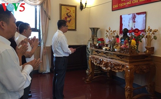 La Journée des invalides de guerre et des morts pour la Patrie célébrée en Chine et au Cambodge