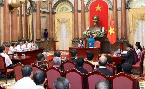 Dang Thi Ngoc Thinh reçoit des patriarches et des personnes prestigieuses du Nord-Ouest