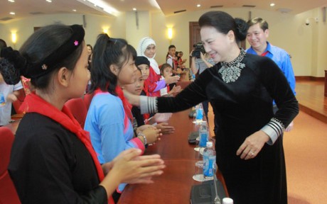 Nguyen Thi Kim Ngan rencontre des enfants issus des minorités ethniques