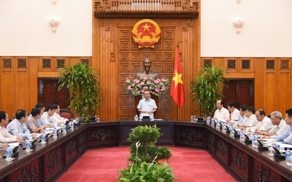 Nguyen Xuan Phuc travaille avec les responsables du PVN