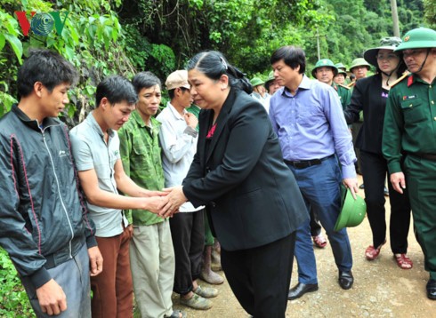 Tong Thi Phong au chevet des victimes des crues à Hoa Binh