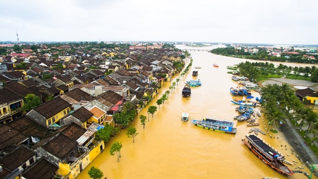 Le Premier ministre à Hoi An après le typhon Damrey