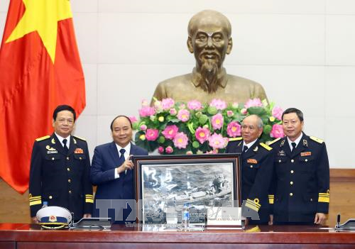 Nguyen Xuan Phuc rencontre des anciens combattants de la piste maritime Ho Chi Minh