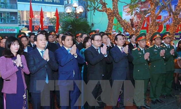 Rendre hommages aux morts lors de la bataille de Hanoi-Dien Bien Phu aérien