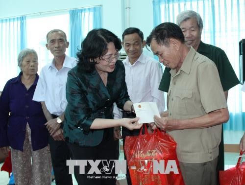 Dang Thi Ngoc Thinh rencontre des familles méritantes de Binh Phuoc