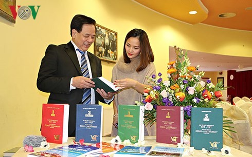 Publication du 5e volume du grand dictionnaire tchèque-vietnamien 