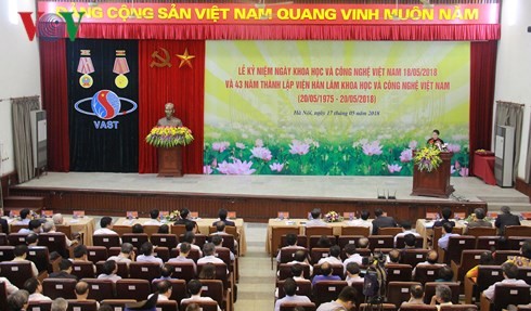 Nguyên Thi Kim Ngân à l’Académie des sciences et des technologies 