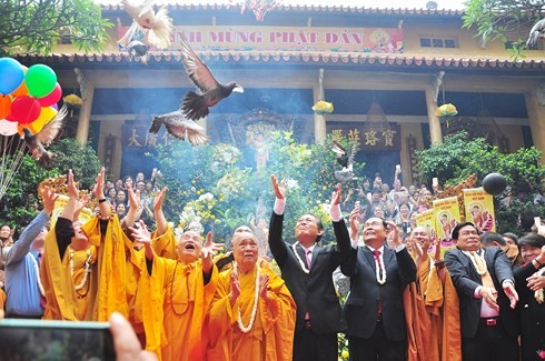 Le 2562e anniversaire de la naissance de Bouddha célébré au Vietnam