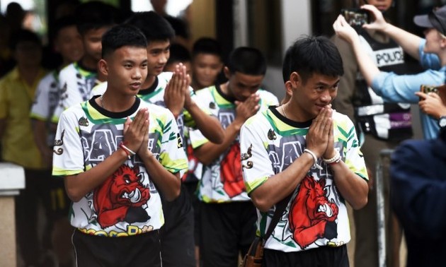 Thaïlande : première apparition publique pour les enfants rescapés de la grotte