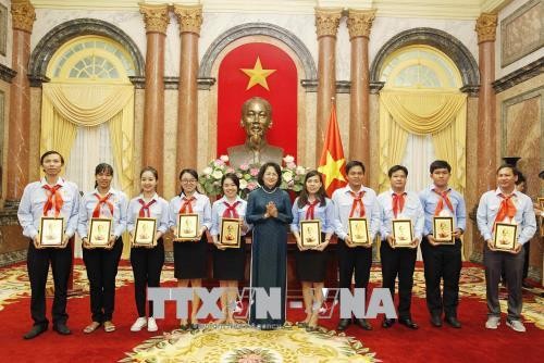 Dang Thi Ngoc Thinh rencontre des enfants sages de l’Oncle Hô de Binh Duong