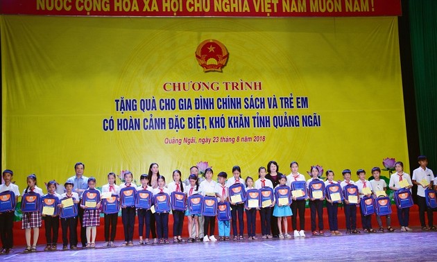 Dang Thi Ngoc Thinh distribue des cadeaux à des familles méritantes de Quang Ngai