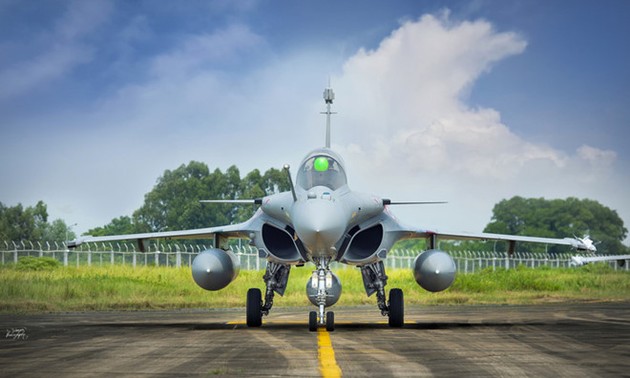 Un rafale français dans le ciel vietnamien